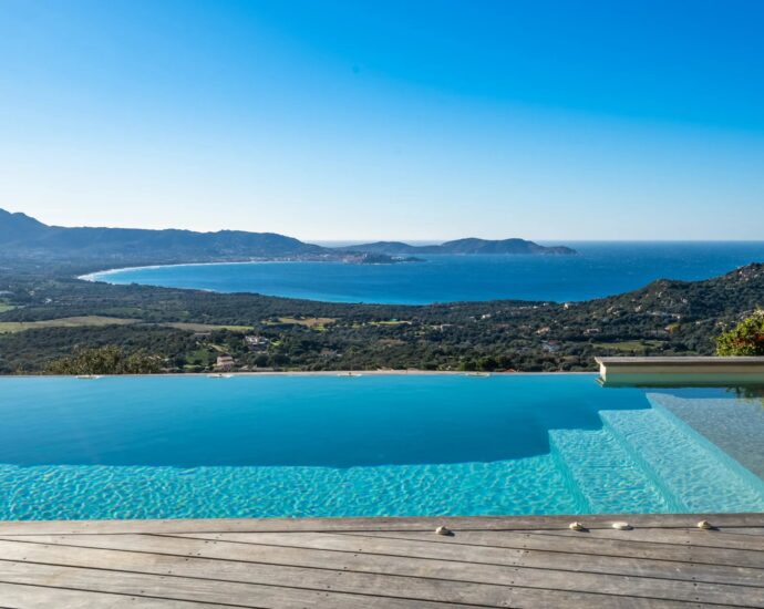 Lumio, Architect-designed villa, 6 bedrooms, panoramic sea view, heated pool, close to beaches
