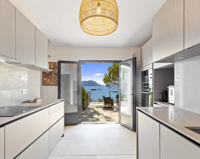 Porto Vecchio, Domaine de Cala Rossa, 5 chambres, vue mer et pied dans l’eau, Villa Mare