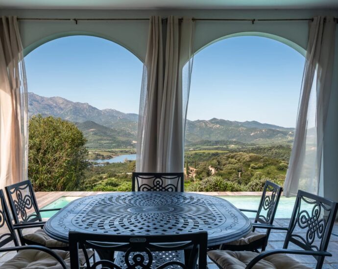 Oletta, architect-designed villa, 5 bedrooms, swimming pool, panoramic sea and mountain views, close to the beach