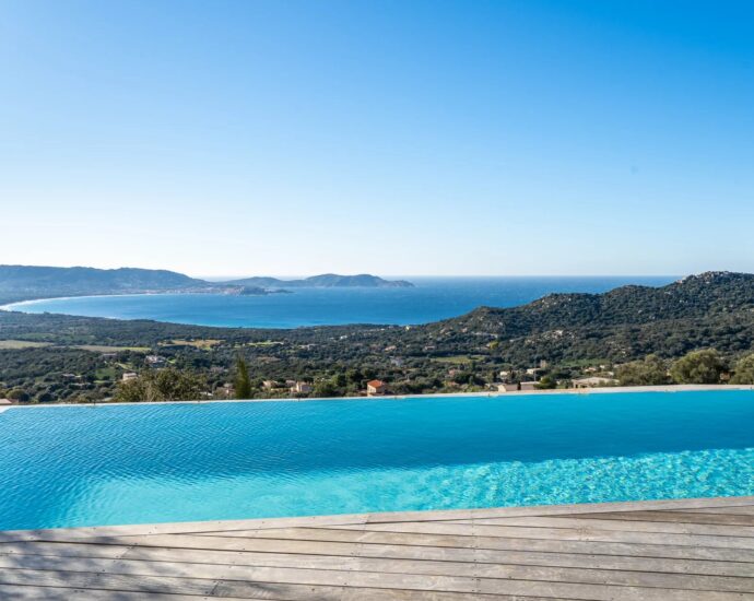 Lumio, Villa d’architecte, 6 chambres, vue mer panoramique, piscine chauffée, proche des plages