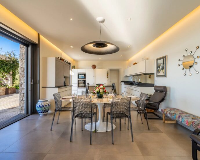 Lumio, Villa d’architecte, 6 chambres, vue mer panoramique, piscine chauffée, proche des plages