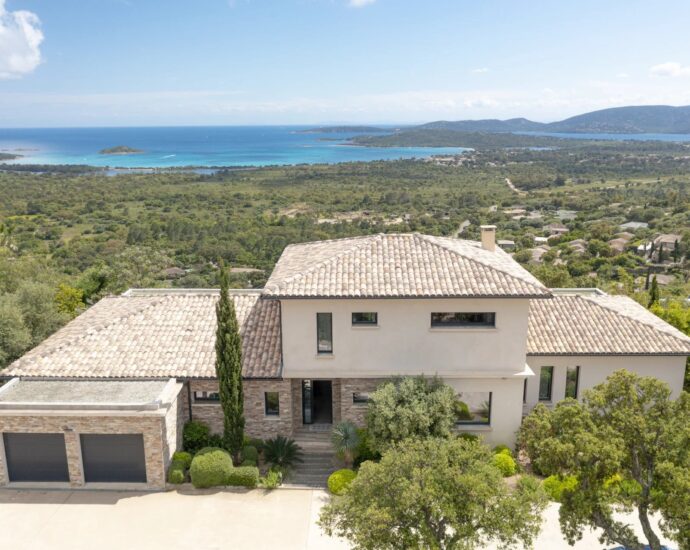 Saint-Cyprien, 5 bedroom villa, a 2 bedroom independent apartment, swimming pool, sea view, close to the beach