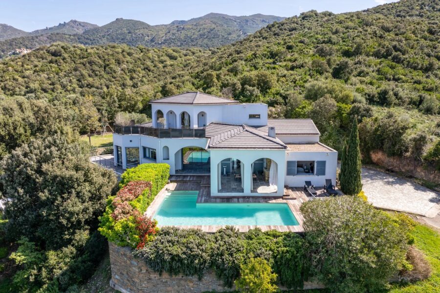 Oletta, architect-designed villa, 5 bedrooms, swimming pool, panoramic sea and mountain views, close to the beach