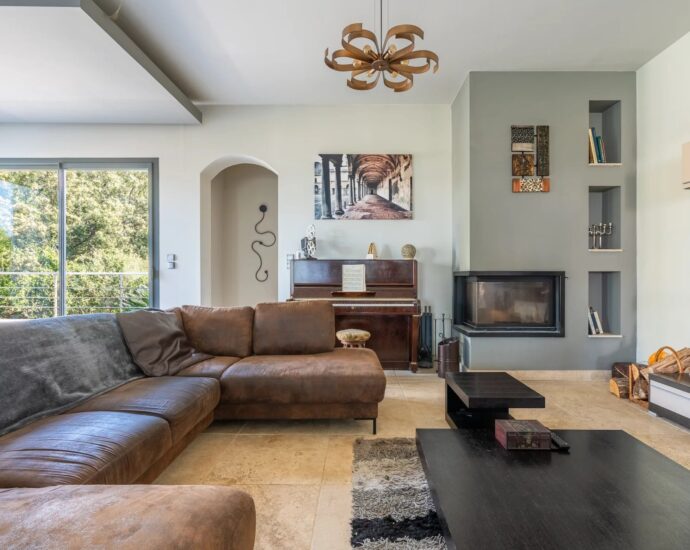 Oletta, architect-designed villa, 5 bedrooms, swimming pool, panoramic sea and mountain views, close to the beach