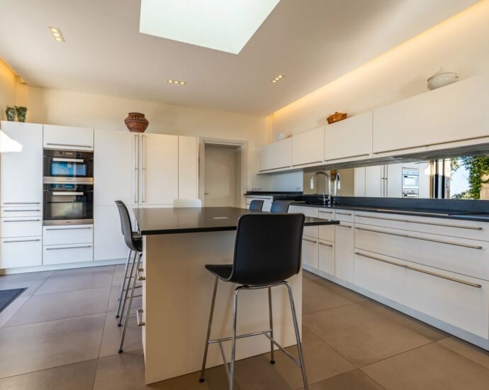 Lumio, Villa d’architecte, 6 chambres, vue mer panoramique, piscine chauffée, proche des plages