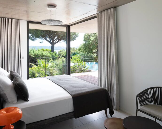 Porto-Vecchio, Domaine de Cala Rossa, villa 4 bedrooms, swimming pool and beach at walking distance,