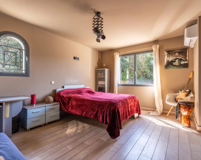 Oletta, architect-designed villa, 5 bedrooms, swimming pool, panoramic sea and mountain views, close to the beach