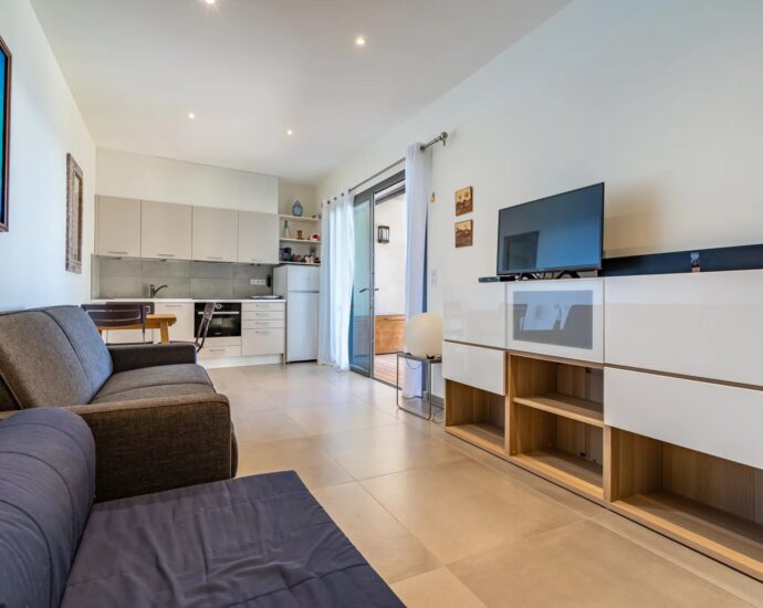 Lumio, Villa d’architecte, 6 chambres, vue mer panoramique, piscine chauffée, proche des plages