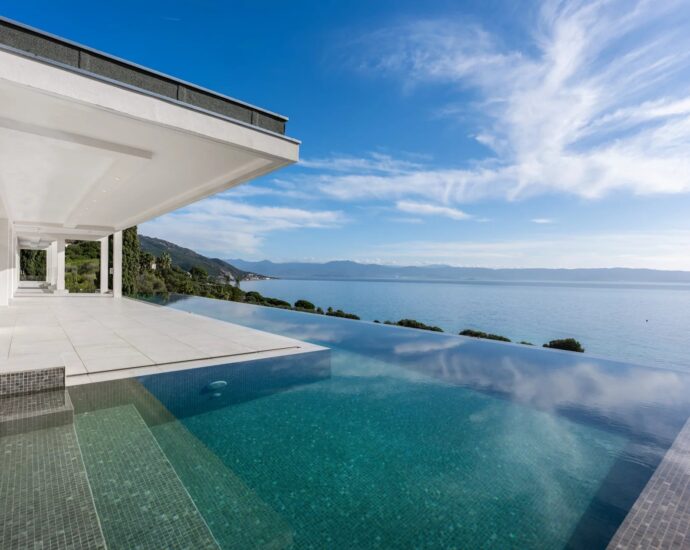 Ajaccio, Route des Sanguinaires, Villa contemporaine, vue mer panoramique, 6 chambres, piscine à débordement, plage à pied