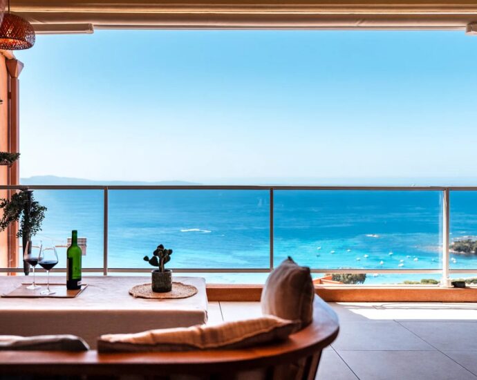 Ajaccio, Route des Sanguinaires, Duplex apartment, 4 bedrooms, panoramic sea view, walking distance to the beach