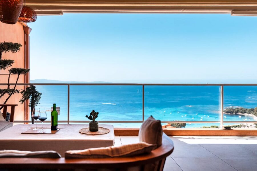 Ajaccio, Route des Sanguinaires, Duplex apartment, 4 bedrooms, panoramic sea view, walking distance to the beach