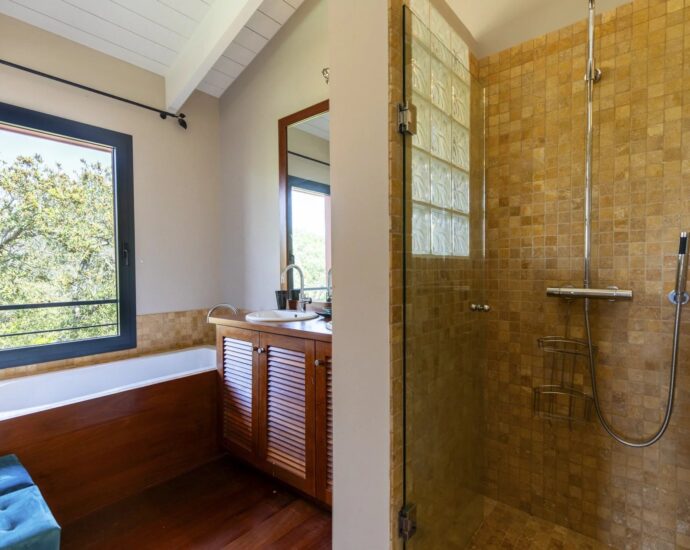 Porto Vecchio, Domaine de Cala Rossa, villa 6 chambres, piscine, vue mer, plage à pieds