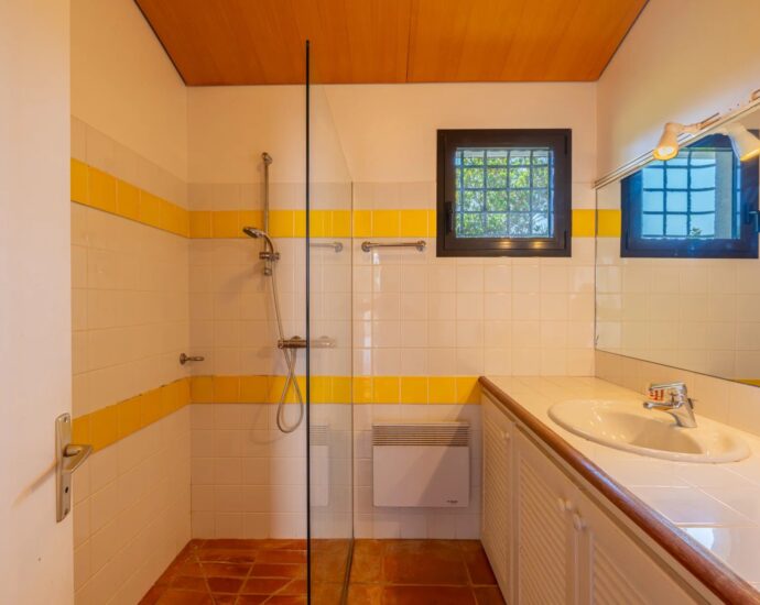 Coti-Chiavari, South Shore, 2 villas, Swimming pool, 7 bedrooms, sea view, walking distance to the beach.”