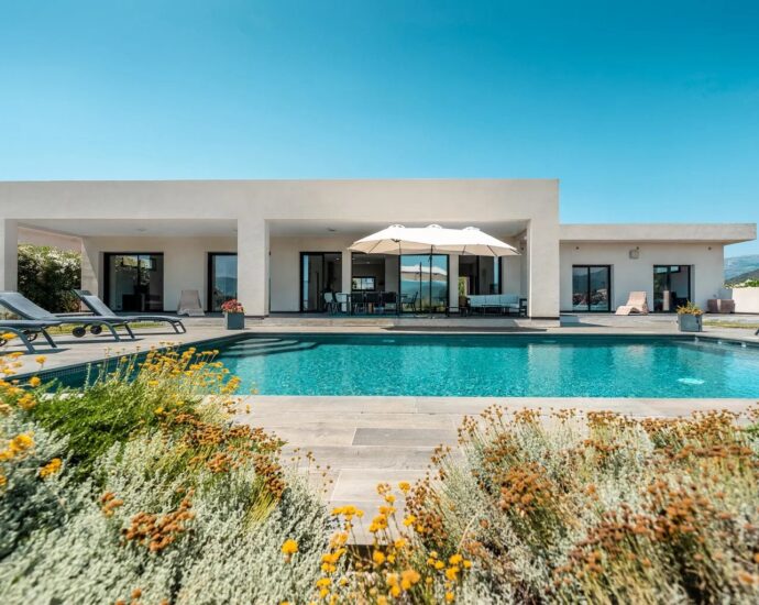 Villa d&rsquo;architecte, 5 chambres, vue mer panoramique, piscine, plages à pied