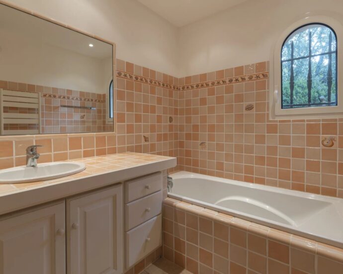 Porto-Vecchio, Domaine de Cala Rossa, 4 bedroom villa, swimming pool, walking distance to the beach