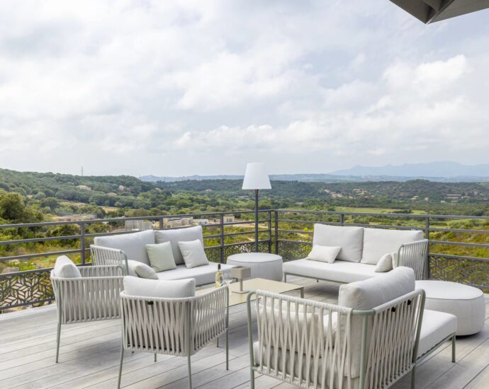 Bonifacio, Villa 5 chambres, piscine chauffée, practice de golf, vue montagne panoramique, proche plages