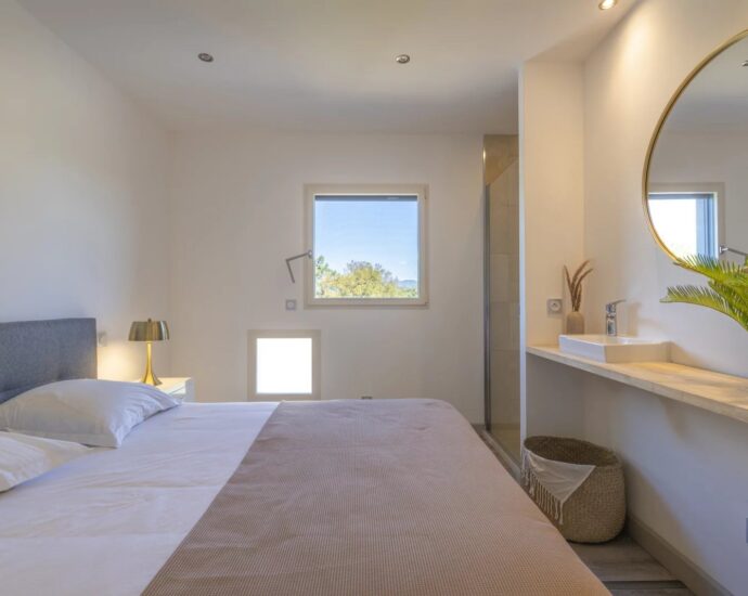 Cala Rossa, Villa with Garden, 3 Bedrooms, Walking Distance to the Beach