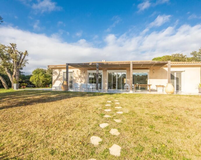 Porto-Vecchio, Domaine de Cala Rossa, villa 5 chambres, piscine et plage à pieds