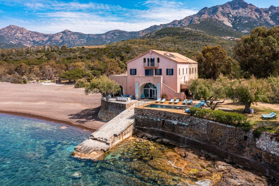 Galeria, Domaine privé, Villa pied dans l&rsquo;eau, 8 chambres, vue mer panoramique, piscine chauffée, proche de Calvi