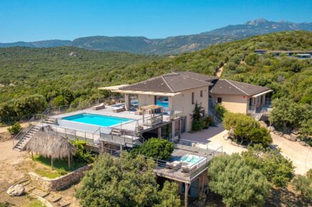 Pianottoli-Caldarello , Villa vue mer panoramique, 7 chambres, piscine, jacuzzi, plage à pied