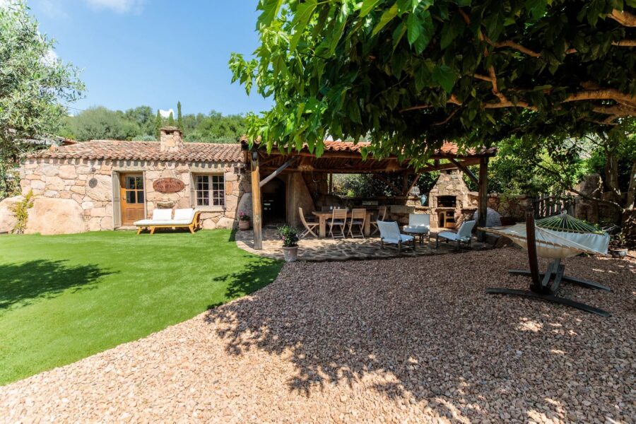 Porto-Vecchio, Palombaggia, sheepfold type villa, 3 bedrooms, pool, close to the beach