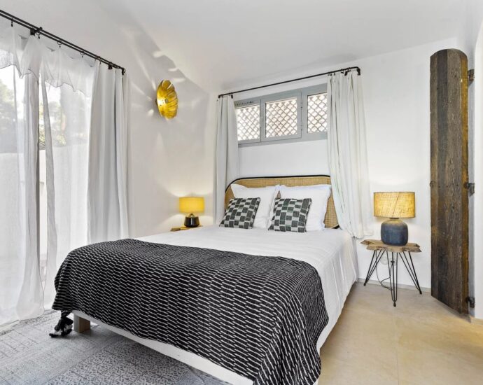 Porto-Vecchio, Domaine de Cala Rossa, villa pied dans l’eau, vue mer panoramique, 5 chambres, plage à pied