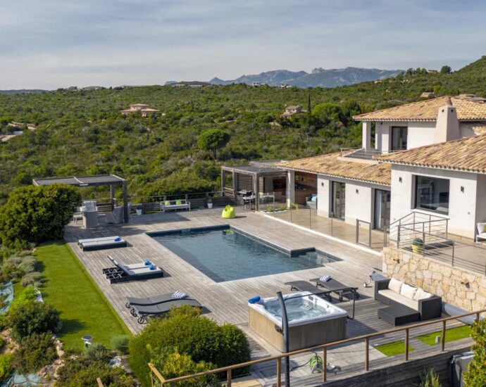 Porto vecchio, Palombaggia, villa 5 bedrooms, sea view, pool and nearby the beach,