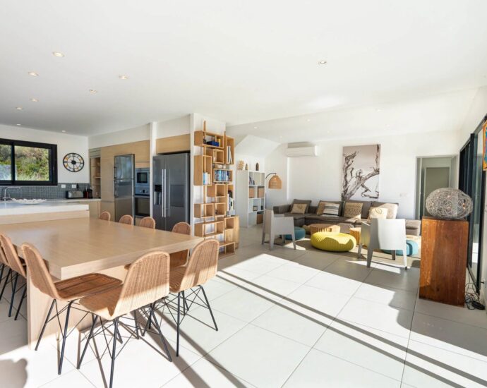 Exclusivité, Tarco, Villa vue mer,  8 chambres, piscine chauffée, salle de sport, proche plage