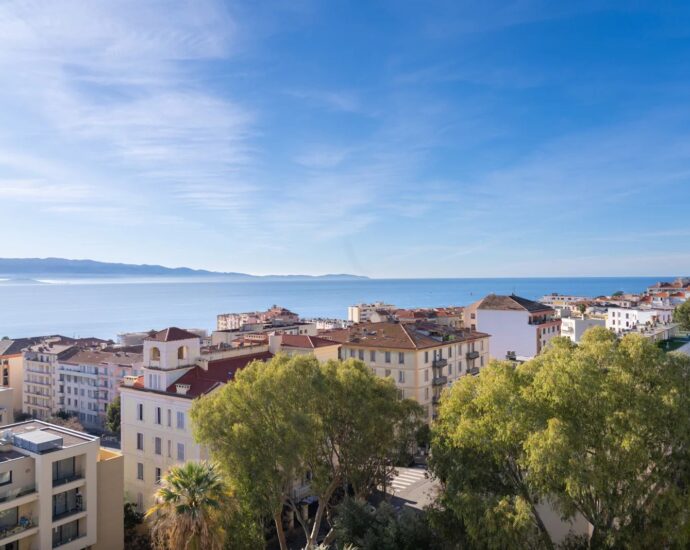 Exclusivité, Ajaccio, Appartement dans résidence privée, T2, terrasses, plage à pied