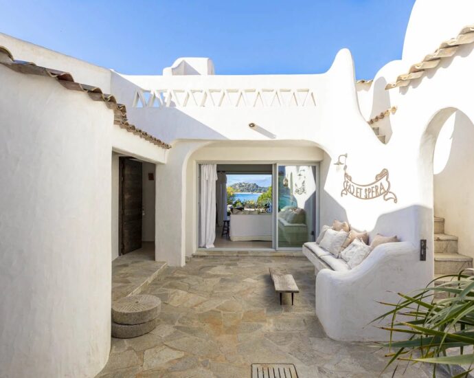 Porto-Vecchio, Domaine de Cala Rossa, villa pied dans l’eau, vue mer panoramique, 5 chambres, plage à pied