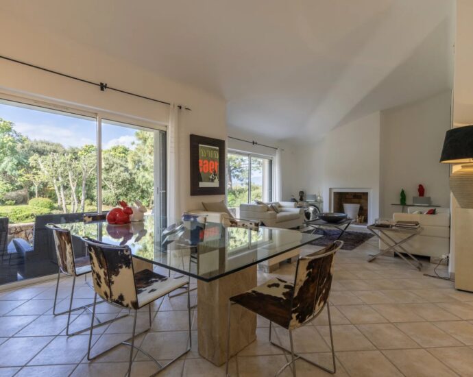 Porto-Vecchio, Domaine de Cala Rossa, 4 bedroom villa, swimming pool, walking distance to the beach