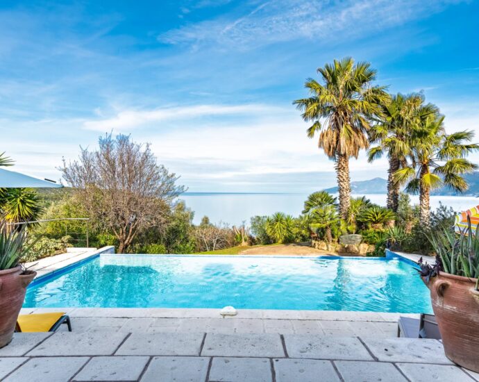 Saint-Florent, Villa vue mer panoramique, 4 chambres, appartement indépendant, piscine à débordement, proche plage