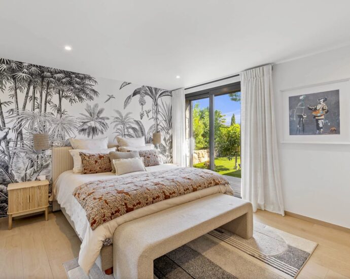 Pinarello, domaine sécurisé, villa 4 chambres, piscine, vue dégagée sur le maquis, plage à pied