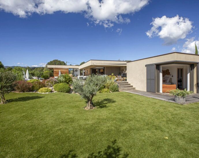 Pinarello, domaine sécurisé, villa 4 chambres, piscine, vue dégagée sur le maquis, plage à pied