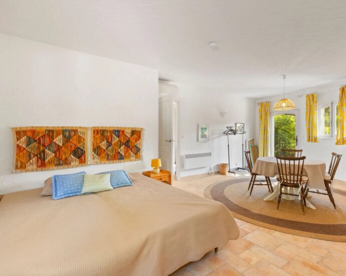 Porto Vecchio, Domaine de Cala Rossa, 5 bedroom villa, swimming pool, walking distance to the beach