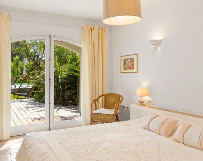 Porto Vecchio, Domaine de Cala Rossa, 5 bedroom villa, swimming pool, walking distance to the beach