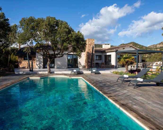 Porto Vecchio, Palombaggia, 3 bedroom villa, swimming pool, sea view and beach on foot
