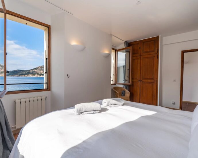 Galeria, Domaine privé, Villa pied dans l&rsquo;eau, 8 chambres, vue mer panoramique, piscine chauffée, proche de Calvi