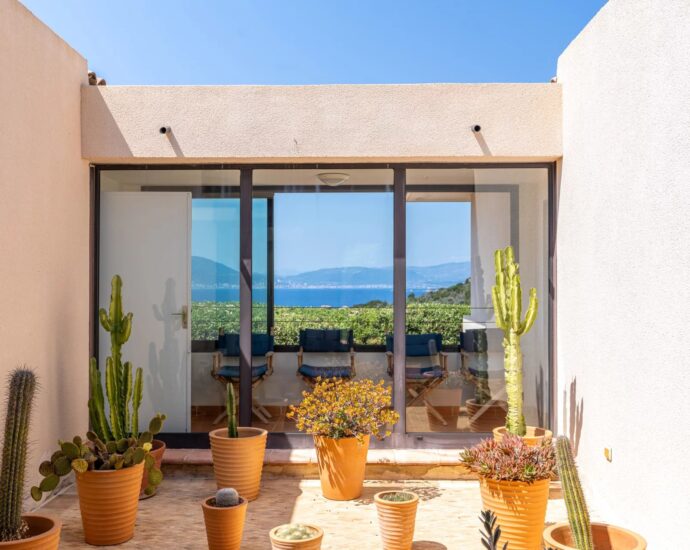 Coti-Chiavari, South Shore, 2 villas, Swimming pool, 7 bedrooms, sea view, walking distance to the beach.”