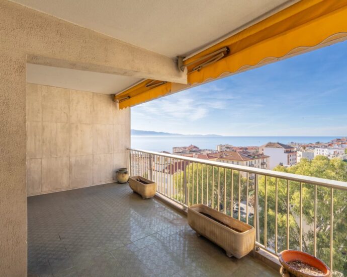 Exclusivité, Ajaccio, Appartement dans résidence privée, T2, terrasses, plage à pied