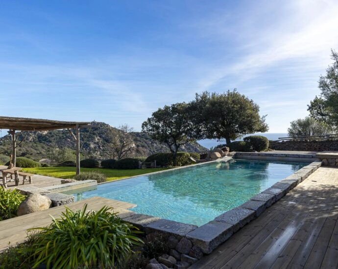 Porto-Vecchio, Palombaggia, Villa d’architecte en pierre avec dépendance, vue mer panoramique et 2 piscines, proche plages