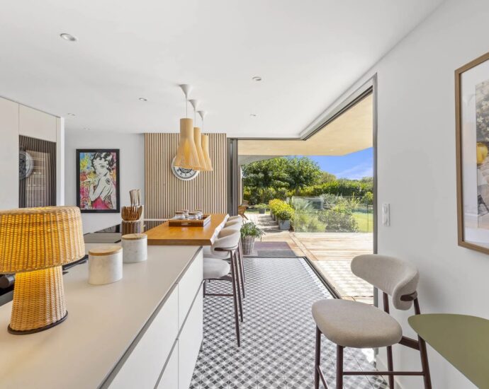 Pinarello, domaine sécurisé, villa 4 chambres, piscine, vue dégagée sur le maquis, plage à pied