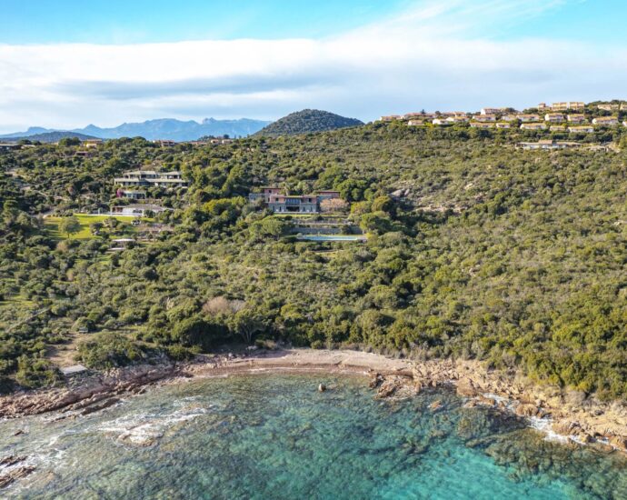 Palombaggia, villa pied dans l&rsquo;eau, 7 chambres, piscine à débordement, vue mer panoramique, plage à pied