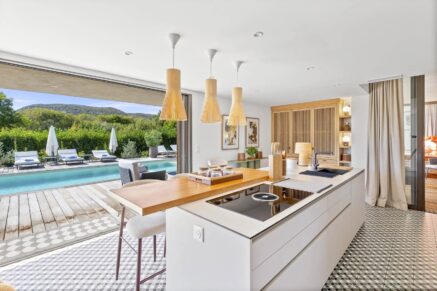 Pinarello, domaine sécurisé, villa 4 chambres, piscine, vue dégagée sur le maquis, plage à pied