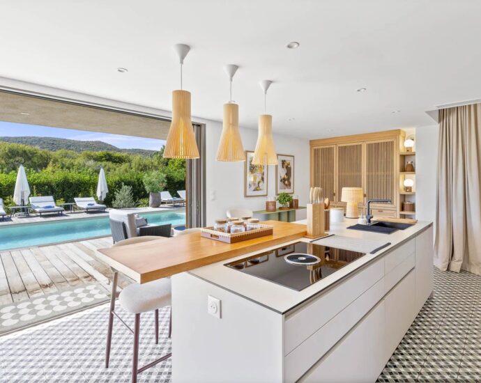 Pinarello, domaine sécurisé, villa 4 chambres, piscine, vue dégagée sur le maquis, plage à pied