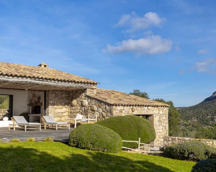 Porto-Vecchio, Palombaggia, Villa d’architecte en pierre avec dépendance, vue mer panoramique et 2 piscines, proche plages