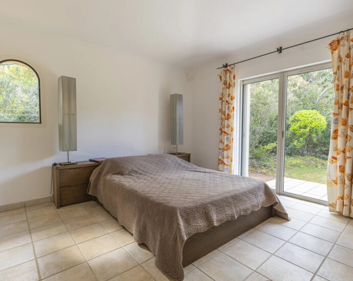 Porto-Vecchio, Domaine de Cala Rossa, 4 bedroom villa, swimming pool, walking distance to the beach