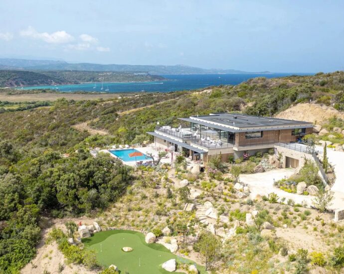 Bonifacio, Villa 5 chambres, piscine chauffée, practice de golf, vue montagne panoramique, proche plages