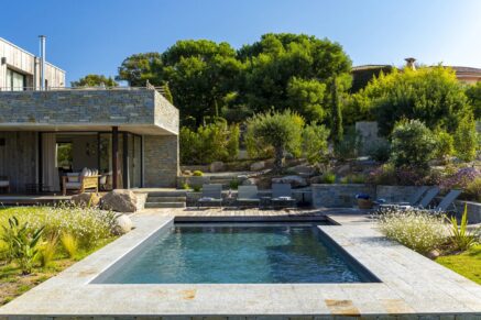 Arasu, 4-Bedroom Villa with Heated Pool, Mountain Views, Near the Beach