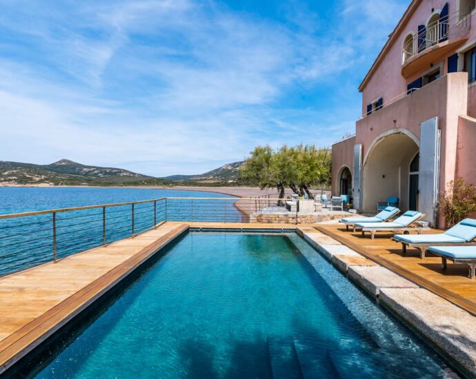 Galeria, Domaine privé, Villa pied dans l&rsquo;eau, 8 chambres, vue mer panoramique, piscine chauffée, proche de Calvi